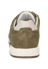 Dunkelgrüner Wildleder Sneaker mit einer weißen Lederferse und einer weißen Gummisohle. Besitzt ein weiches Innenfutter und minimale Nähdetails.