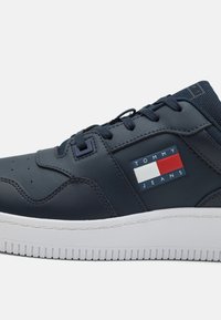 Tommy Jeans RETRO BASKET ESS - Sneakers basse - dark night navy