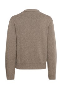 Brązowy sweter dzianinowy o luźnym kroju, z kołnierzem, długimi rękawami oraz ściągaczami przy mankietach i u dołu. Miękka tekstura z jednolitym wzorem.