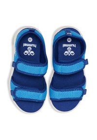 Niebieskie sandały z siateczkowym wzorem, regulowanymi paskami i granatową podeszwą. Posiadają miękką podszewkę wewnętrzną oraz etykietę rozmiaru wewnątrz.