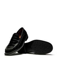 Zwarte leren instappers met een gestructureerd krokodillenpatroon, slip-on ontwerp, ronde neus en rubberen outsole met gestanste profiel.