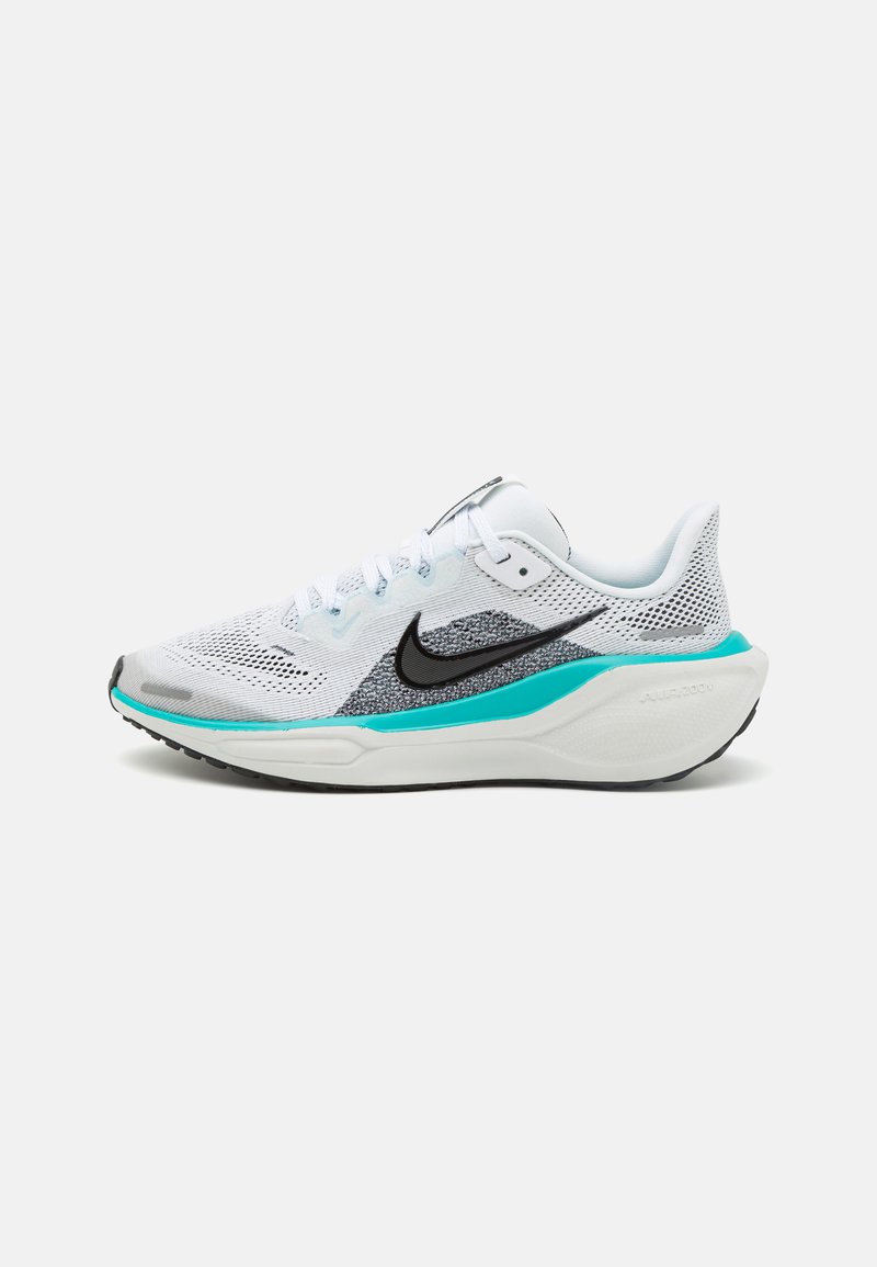 Baskets de course Nike avec une tige en maille blanche, des accents gris, un swoosh noir et une semelle turquoise. Présente des détails texturés et des lacets plats.