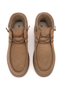 Botines de ante marrón con un interior suave y texturizado y cordones. Presentan una puntera redondeada y un cuello acolchado para mayor comodidad.