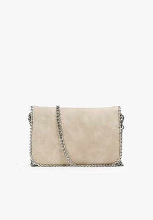 Bolso bandolera de cuero sintético beige con correa de cadena en tono plateado, que presenta una textura suave y adornos de cuentas en los bordes.