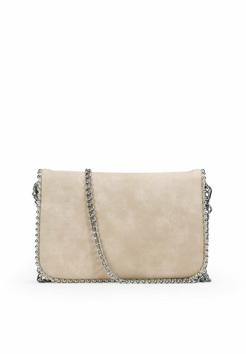 Bolso bandolera de cuero sintético beige con correa de cadena en tono plateado, que presenta una textura suave y adornos de cuentas en los bordes.