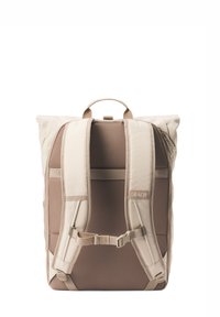 Beige Rolltop-Rucksack mit gepolsterten Mesh-Trägern, verstellbarem Schnallenverschluss und einer strukturierten Oberfläche. Einfaches Design ohne sichtbare Hardware-Details.