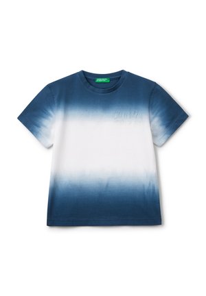 T-shirt a maniche corte con un design gradiente che va dal bianco al blu scuro, realizzato in morbido cotone, con il testo "CALIFORNIA" ricamato sul davanti.