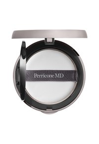 Perricone MD Kompaktpuder mit einem silbernen runden Deckel, schwarzem Rand und weißem Puder im Inneren, ausgestattet mit einem grauen Stoffband mit dem Markennamen.