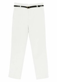 Pantalones blancos con un diseño de corte recto, que presentan un cinturón negro con una hebilla rectangular dorada y bolsillos delanteros. Textura suave.