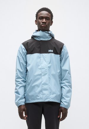 Šviesiai mėlyna neperšlampama striukė su juodu viršutiniu skyriumi ir gaubtu. Yra elastingi rankogaliai, šoninės kišenės ir logotipas ant krūtinės. Lygus tekstūra.