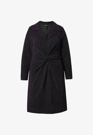 Vestido de manga larga en tela de color púrpura oscuro con un sutil brillo, que presenta un detalle de nudo en la cintura y un diseño de cuello clásico.