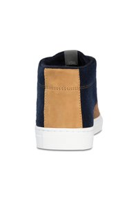 Wysokie sneakersy wykonane z granatowego filcu z akcentami z tanowego zamszu, białą gumową podeszwą oraz widocznymi detalami szycia.