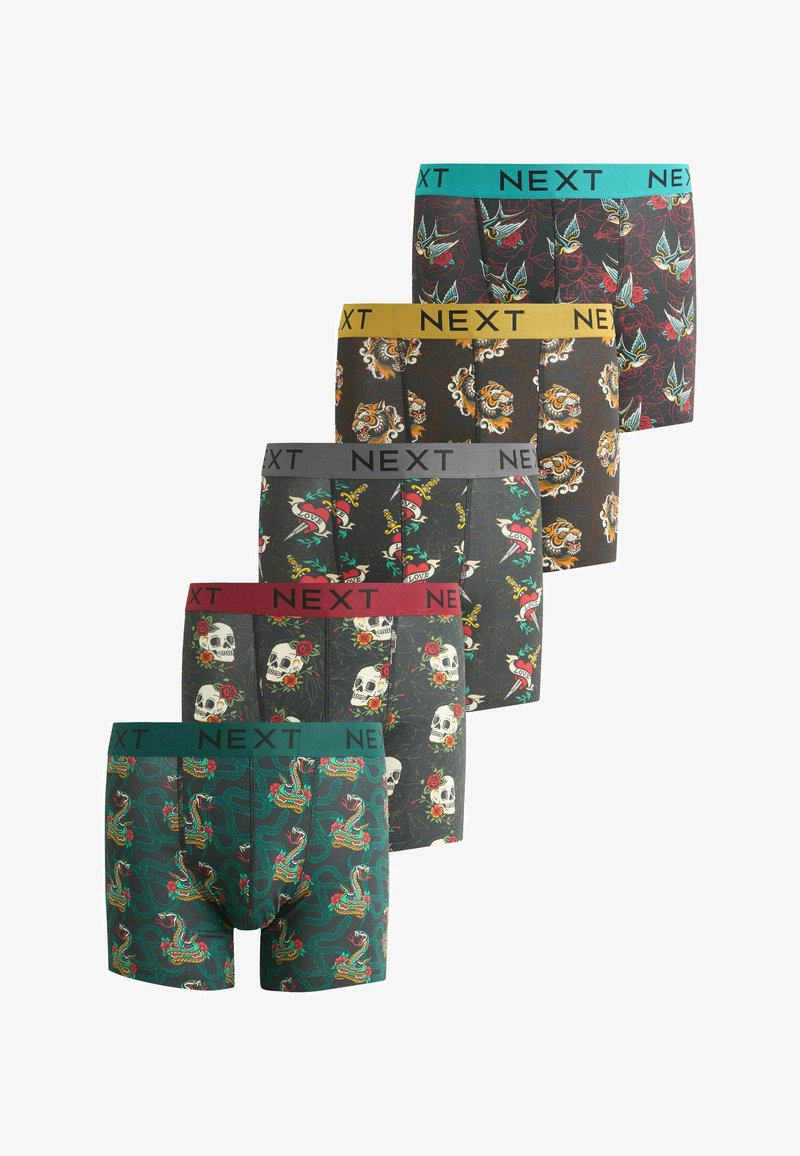 Cinq paires de boxers pour hommes avec des imprimés de style tatouage comprenant des hirondelles, des tigres, des cœurs, des crânes et des serpents, chacune avec une ceinture de marque.