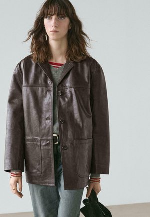 BUTTONED WITH LAPEL COLLAR - Leather jacket - dark brown