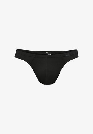 Schwarze Herren-Slips im Brief-Stil mit niedrig sitzendem Bund und sichtbarer Vordernaht auf weißem Hintergrund.