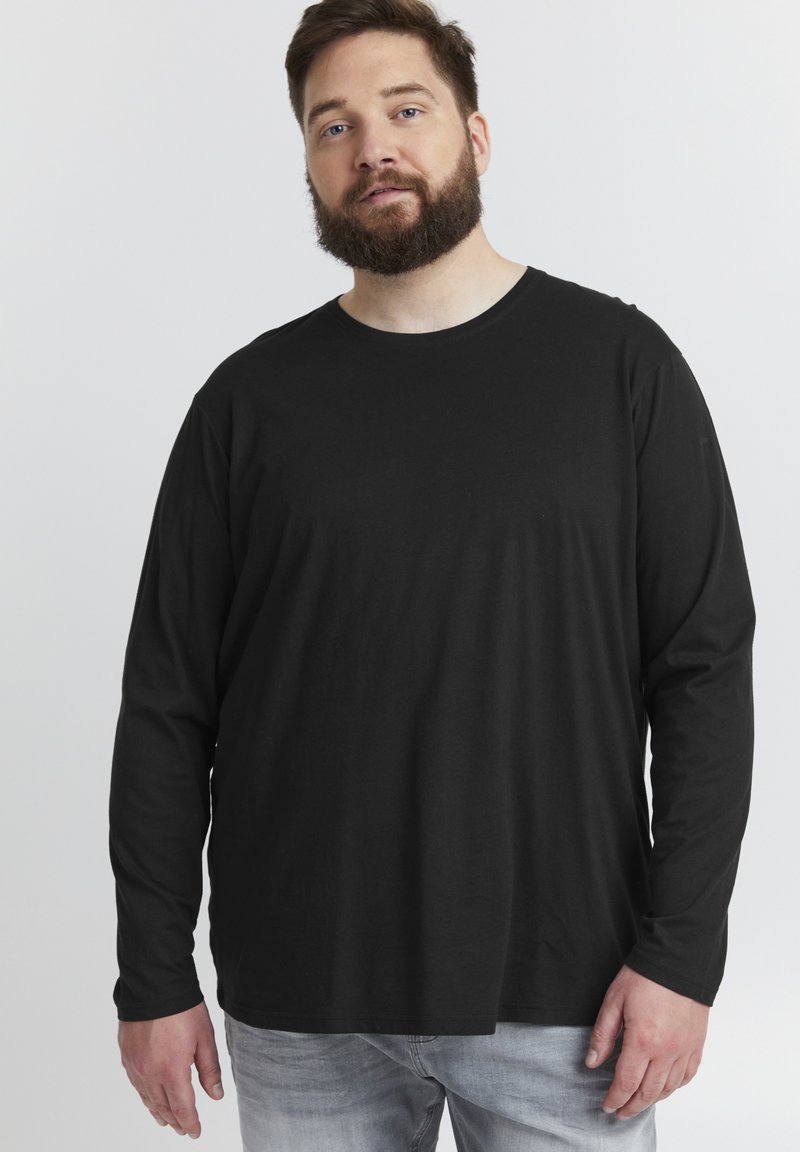 Long-sleeve black T-shirt made of soft fabric, features a round neckline, relaxed fit, and minimal stitching details.