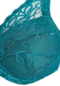 Coppa di reggiseno in pizzo verde acqua con ricami floreali e dettagli in tessuto a rete su uno sfondo bianco.