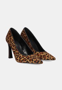 Tacones altos con estampado de leopardo, fabricados en ante texturizado, con punta afilada, un elegante ribete negro y tacón de aguja. Altura aproximadamente 10 cm.