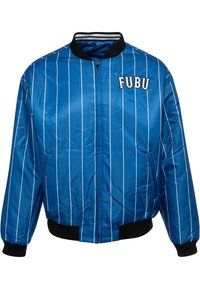 Blauwe bomberjack met witte verticale strepen, FUBU-logo op de linkerborst, zwarte geribbelde kraag en manchetten, en twee zijzakken.