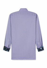 Langarmshirt aus helllila Stoff, mit einem strukturierten Muster und einem floralen Akzent an den dunklen Bündchen. Rückansicht.