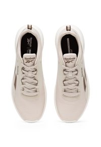 Zapatillas Reebok en malla beige claro con acentos marrones, punta redonda y cordones planos; cuentan con una plantilla acolchada para mayor comodidad.