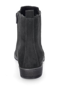 Czarne zamszowe botki za kostkę o textured powierzchni, z bocznym zamkiem błyskawicznym, niskim obcasem i okrągłym noskiem, widok z tyłu.