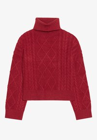 Rode, korte turtlenecktrui met een textuur van kabels en ruitpatronen aan de voorkant, met geribde mouwen en zoom.