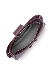 Borsa a tracolla in pelle bordeaux con un design elegante, hardware in argento e un interno in tessuto grigio; presenta una chiusura con zip e una tracolla regolabile.