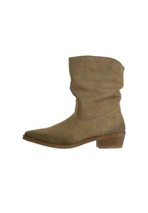 Bottine en daim marron mi-hauteur avec une tige souple, un bout pointu et un petit talon bloc.
