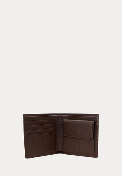 Ruskea nahkainen kaksiosainen lompakko avoinna, jossa näkyy useita korttipaikkoja ja kolikkotasku läpällä valkoisella taustalla.