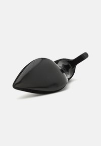 Scarpa nera a punta realizzata in materiale liscio, con una silhouette elegante e un motivo testurizzato sulla punta. Presenta un tacco sottile e nero.