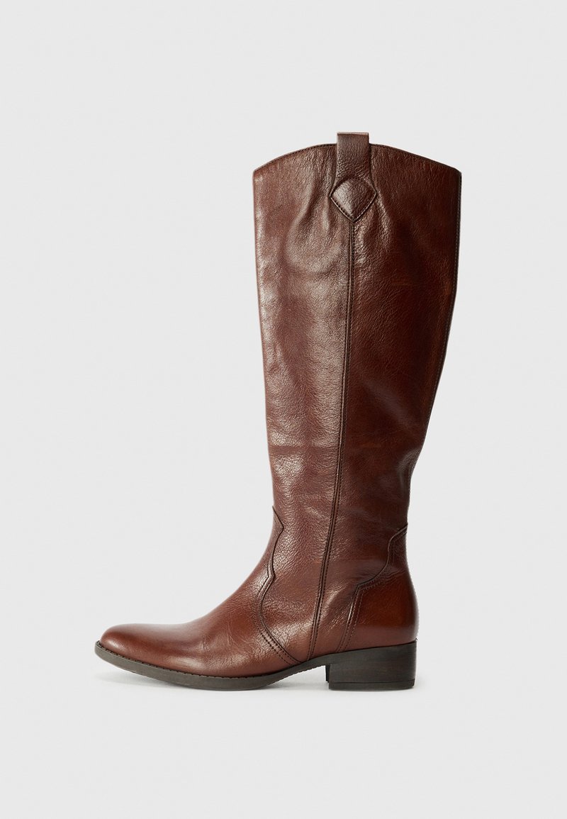 Brune lærkne-high støvlett med rund tå, en liten hæl og et slankt design. Ideell for stilige, uformelle antrekk.