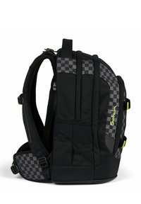Schwarzer Rucksack mit grauen karierten Akzenten. Verfügt über gepolsterte Schultergurte, mehrere Fächer und einen schwarzen strukturierten Stoff. Gelber Reißverschlusszug.