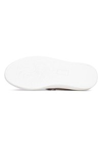 Zapatilla marrón con parte superior texturizada, que presenta una suela de goma blanca. La suela exterior tiene un patrón ondulado para mayor tracción.