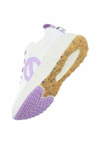 Weißer Sneaker mit einem strukturierten Mesh-Obermaterial, lila Akzenten und einer gesprenkelten Gummisohle. Merkmale ein ausgeprägtes Logo an der Seite.