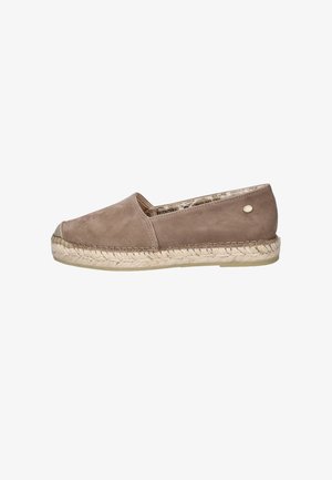 Braune Wildleder-Espadrille mit flacher gewebter Jutesohle und kleinem rundem Metall-Logo an der Außenseite der Ferse.