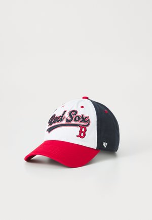 Casquette de baseball en coton rouge et bleu marine avec le logo "Red Sox" brodé en blanc et bleu foncé ; elle présente une visière courbée et une sangle ajustable.