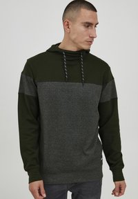 Hooded sweatshirt met donkergroene en grijze kleurvlakken, trekkoordaccenten en zachtheid. Classic fit met lange mouwen.