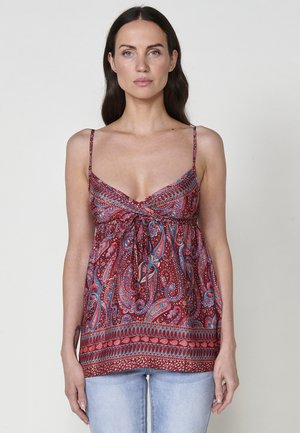 Camisolă roșie cu model paisley, decolteu în V, bretele ajustabile și un cordon la talie. Material moale, cu o croială lejeră și garnituri decorative.