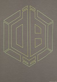 Geometrický šestiúhelníkový design s třírozměrným efektem, obrysovaný žlutou barvou na šedé tkanině.