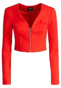 Rode cropped jas met lange mouwen, gemaakt van een gladde stof, voorzien van zilverkleurige studs langs de borst en een ritssluiting met een ronde trekker.