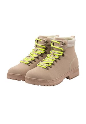 Botas de senderismo beige con material texturizado, cordones de neón amarillos en contraste, ojales de metal y suela de goma con un patrón de agarre.