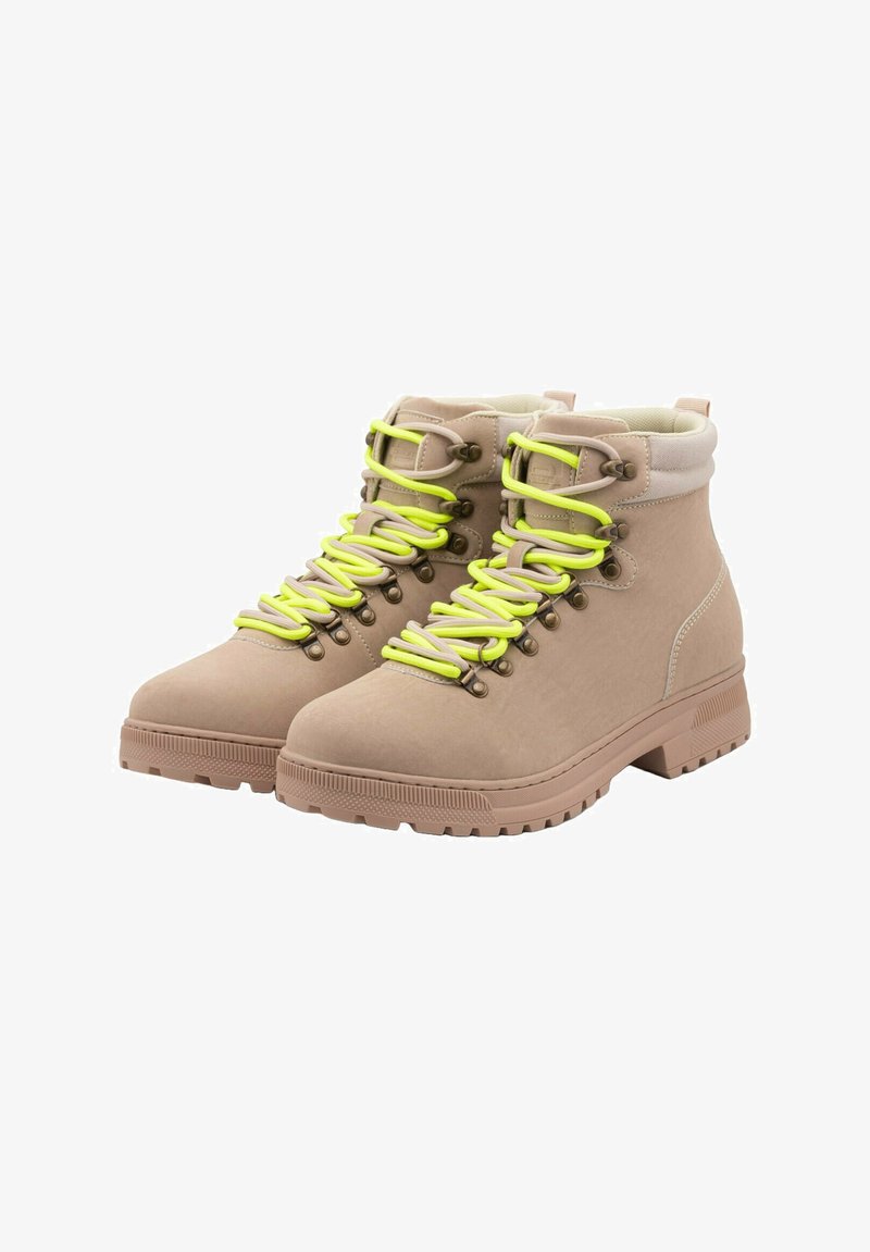 Botas de senderismo beige con material texturizado, cordones de neón amarillos en contraste, ojales de metal y suela de goma con un patrón de agarre.