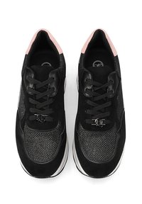 Sneaker nere con una toma a trama, accenti in suede, lacci neri e un collare in tessuto rosa, con una suola bianca e dettaglio del logo sul lato.