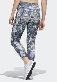 Leggings met een kleurrijke, abstracte print in tinten blauw, grijs en metallic accenten. Gemaakt van rekbare stof met een hoge tailleband.