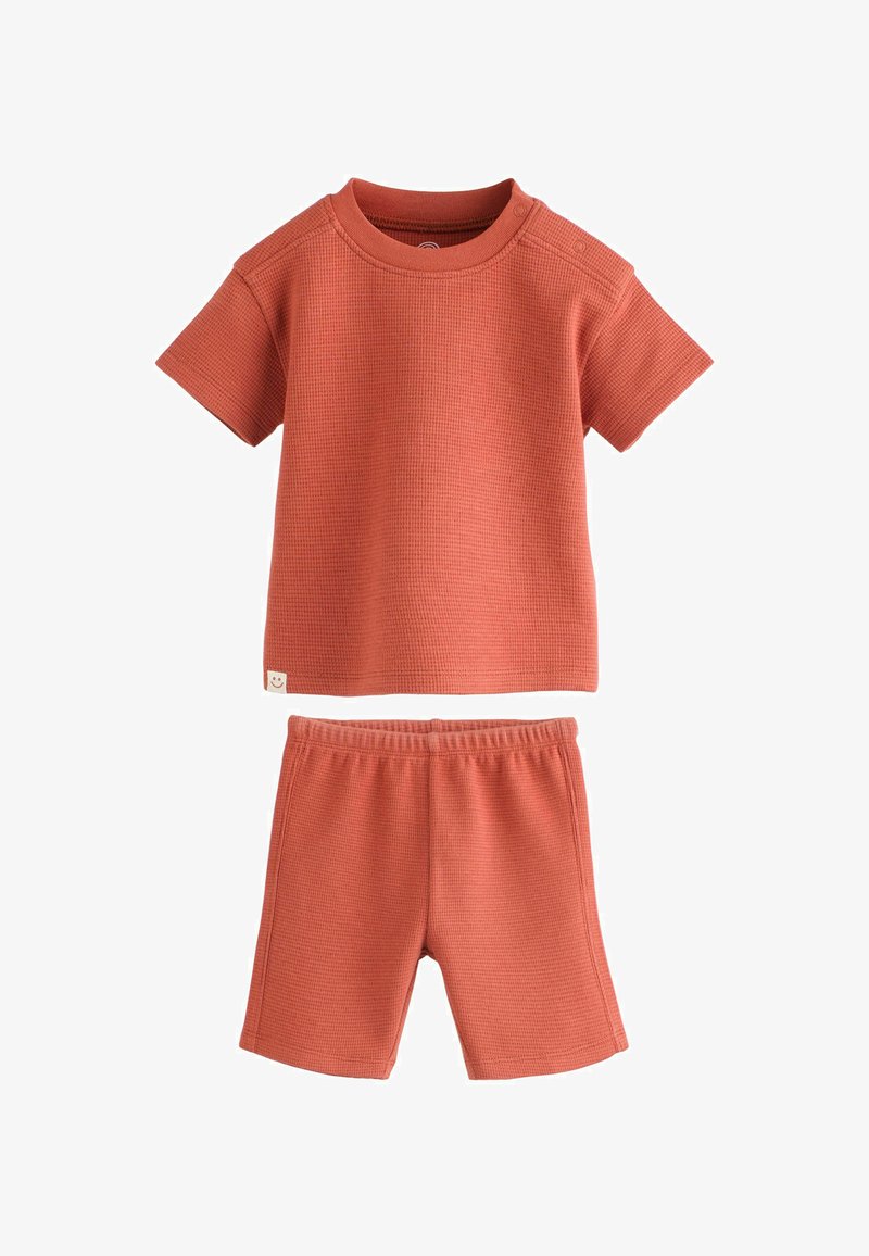 Chemise à manches courtes couleur rouille et short assorti à taille élastique en tissu gaufré doux, conçu pour les enfants.
