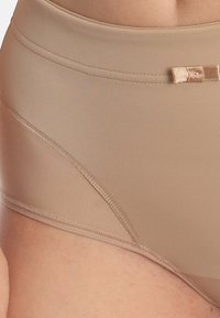 Culotte beige a vita alta realizzata in tessuto morbido, con una leggera lucentezza e un piccolo fiocco decorativo vicino all'elastico in vita.