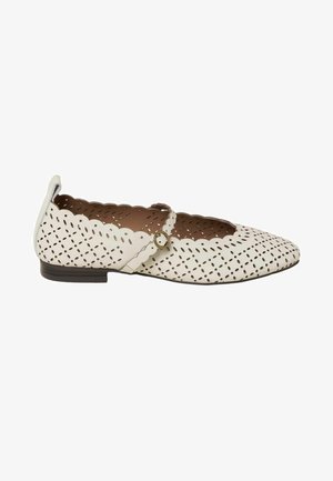 Zapato plano blanco con bordes festoneados, patrón perforado y una delgada correa en el tobillo con una pequeña hebilla redonda.