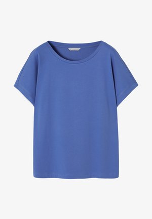 T-shirt en coton bleu avec un col large et des manches courtes. Texture douce, coupe décontractée et détails de couture minimaux au bas.