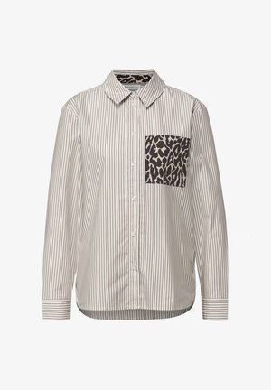 Camisa de botones en tela a rayas beige y marrón, con un bolsillo con estampado de leopardo en el lado izquierdo. Mangas largas con detalle de puño.